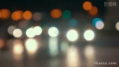 城市<strong>夜间</strong>交通灯的时间推移使移动的汽车和人的镜头散焦